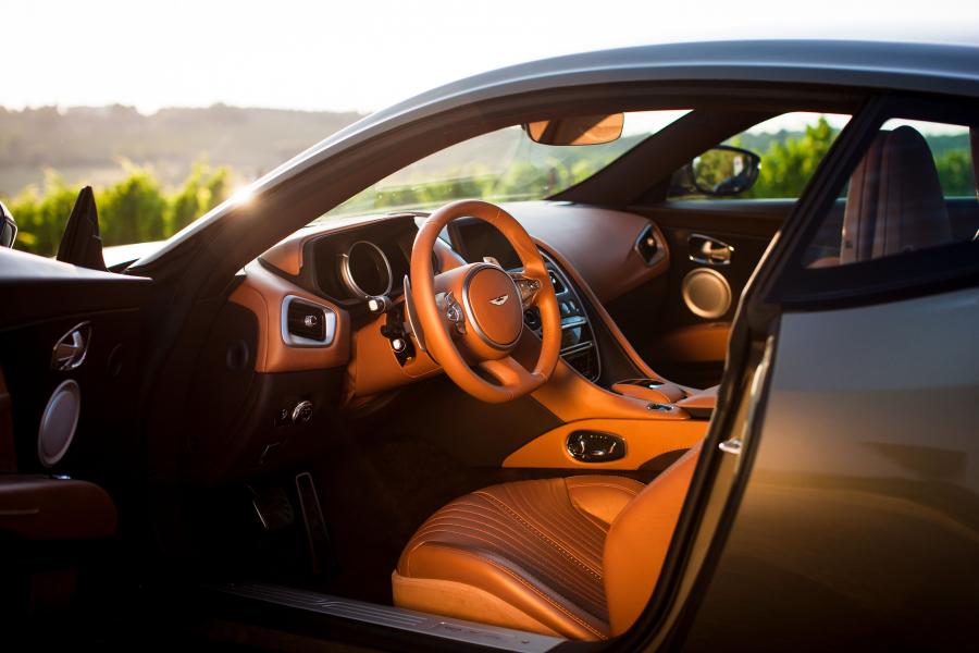 Интерьер Aston Martin DB11 2016 года  (WW) (фото 3 из 41)